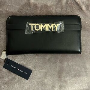 NWT Tommy Hilfiger ladies zip wallet